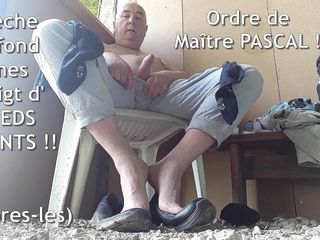 Chubby French pascal: Толстый мужик показывает свои ступни во время мастурбации в загородной кабинке