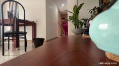 Latinaspy: La cameriera con un culo enorme pulisce apt poi masturba...