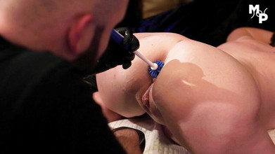 Marcus Pollack: 彼女のお尻の穴はブラシアウトされます