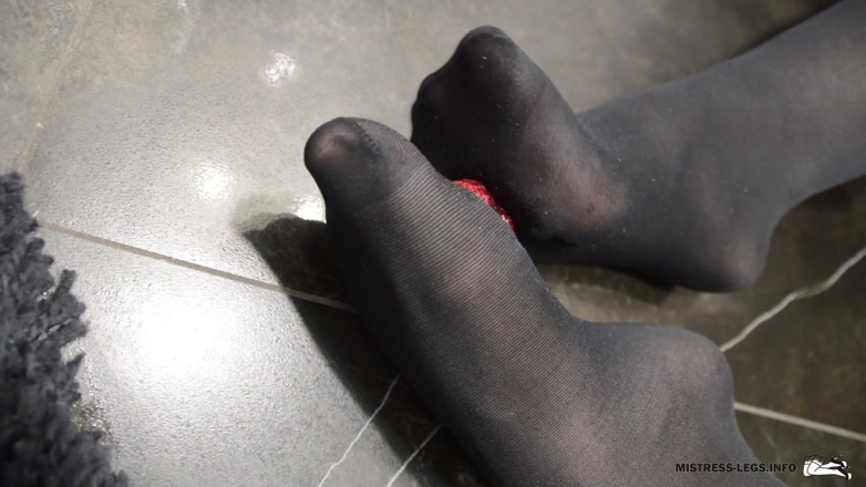 Mistress Legs: Zerquetschende erdbeeren mit high heels