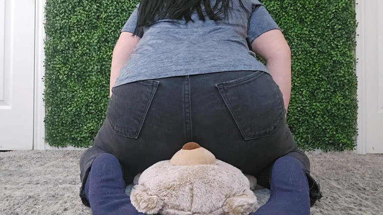 Julia Ryan: Face Farting on My Teddy