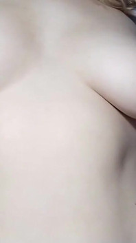 Milf tettona si masturba i capezzoli rosa e le sue grandi tette - Grandi tette in solitaria - fantastica masturbazione solitaria