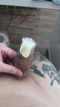Kondom plný spermatu