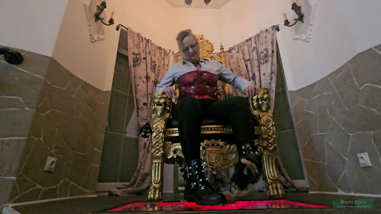 Strict Senz: Monika Schmidt Hamburguesa Aplastante Giganta Escupiendo La Adoración De La...