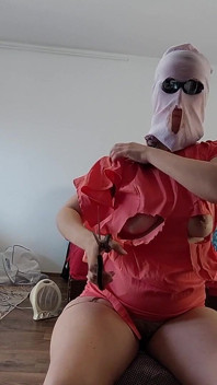 Sexy vrouw met harig poesje danst naakt.
