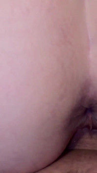 Creampie in mijn stiefmoeder terwijl ze nog haar roze korte broek draagt