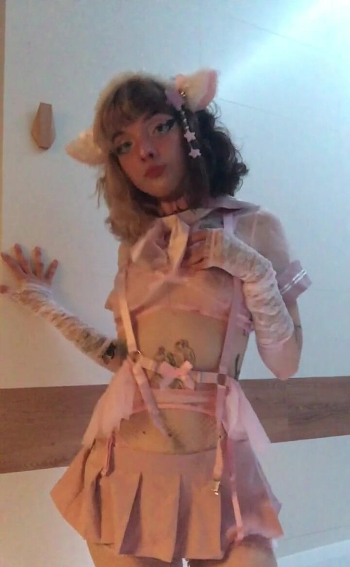 Soft Vulgar: Nettes teen tanzt in rosa dessous