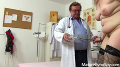 Mature Gyno Spy: Olgun jinekolog - şişman olgun kadın jinekologu tarafından kandırıyor ve kameraya kaydedildi