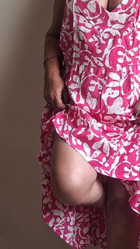 Gorąca letnia dziewczyna Shilpa Tabu na upale próbuje schłodzić MILF