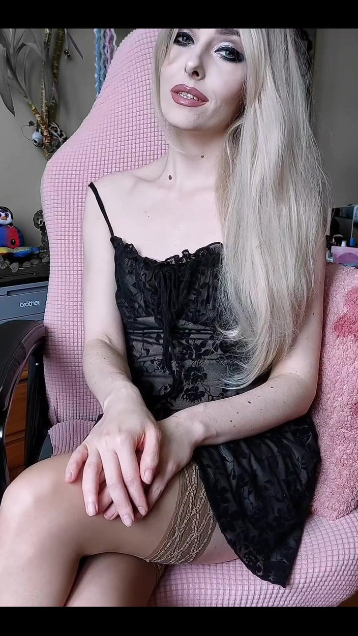 Lilianna20: Blonďatá dáma s hladkou kundičkou a pevnou, malé kozy