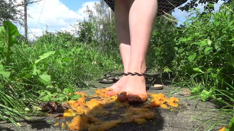 Goddess Misha Goldy: I will feed you from my feets &amp; toes! Apricots crush...