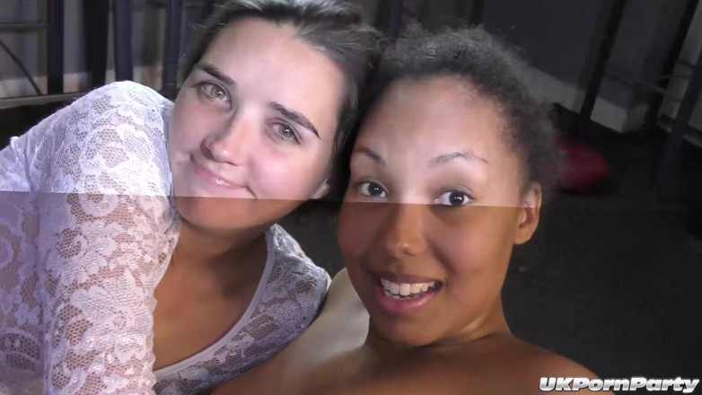 100% Amateur Gangbang and Bukkake from the UK!: Wunderschöne pixiee und sade werden gangbang gefickt