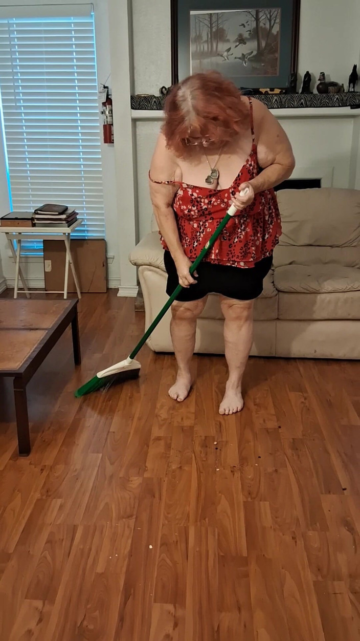 BBW nurse Vicki adventures with friends: Подметающаяся медсестра с большой красоткой Вики решает взвесить себя