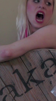 女の子はおもちゃで遊ぶのが大好きです