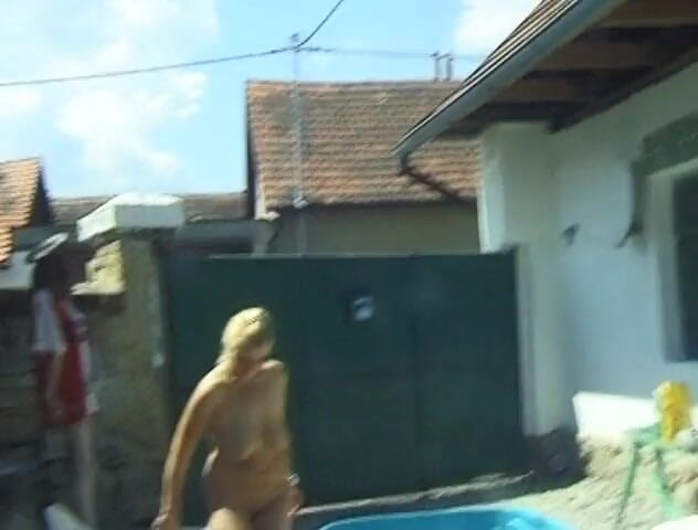 Flash Model Amateurs: Bionda dai seni grandi si sta divertendo all'aperto