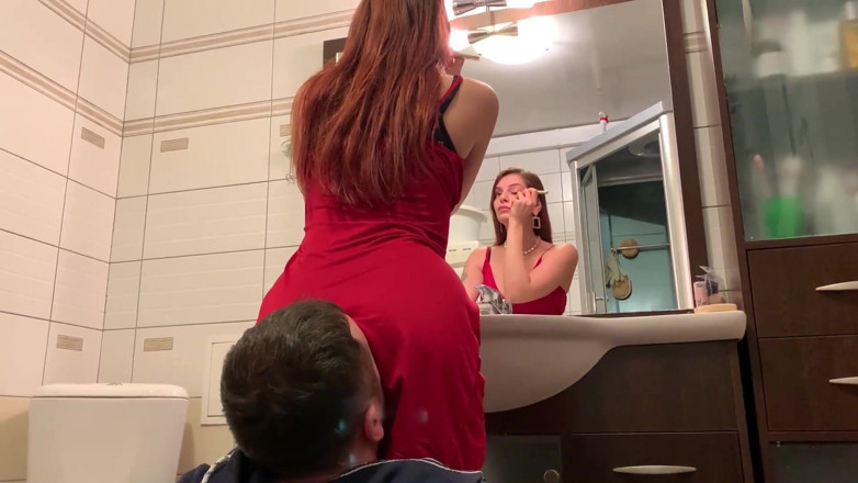 Petite Princesses Femdom: Herrin Sofi im roten kleid benutzt stuhlsklaven - facesitting-domina ignorieren