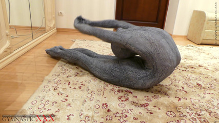 Gymnastic: Contortion queen w spandeksie kocim kombinezonie