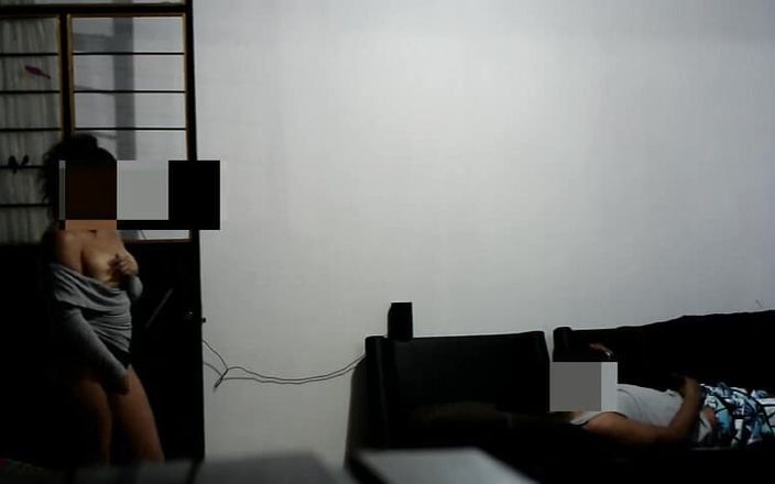 Katerine: Üvey erkek kardeşim oturma odasında instagram ile dokunuyor