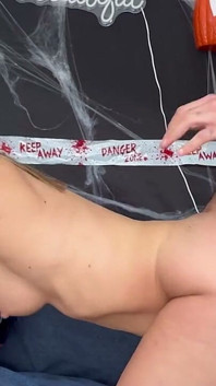 Cukierki czy na pieska, ta MILF szykuje się przed Halloween!