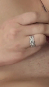 Karmella brunetka má sex se svou kundičkou