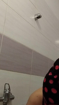 Bini amatur mandi, pepek berbulu, pantat besar.