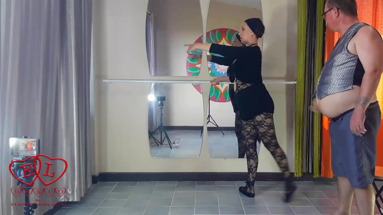 Strange stepfamily: Fessée le cul d'une ballerine. Punir un mauvais danseur (Regina Noir)....