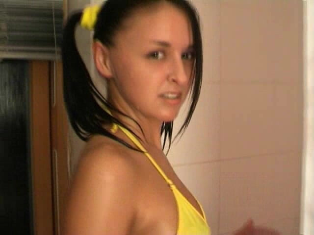 Wet Moments: Calda Giovane Magra Bruna Nella Doccia