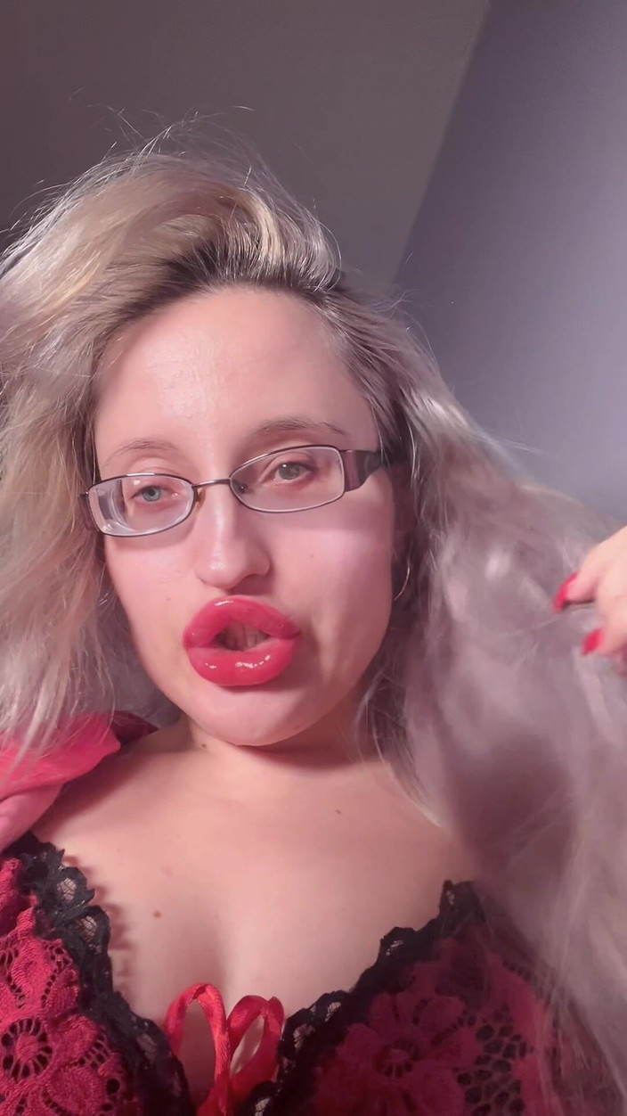 FinDom Goaldigger: Твоя жена ничто, потому что ты влюблен в Вратаря Диндома. Ритуал не до оргазма в больших мясистых очках и красных больших губах.