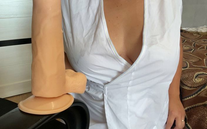 Lux Eva: Une infirmière sexy à gros nichons apprend à sucer des bites