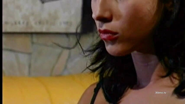 Monster Cocks: Cewek hot rambut cokelat dengan lingerie merah lagi asik nyepong...