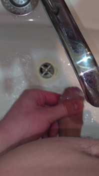 Banyo lavabosunun içine işiyor - bakış açısı