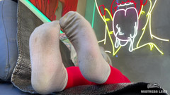 Mistress Legs: Мочитися пальцями ніг для вас у червоних колготках і брудних білих шкарпетках