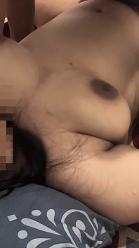 Una bella ragazza con un seno grande seduce questo ragazzo per farlo scendere sul petto