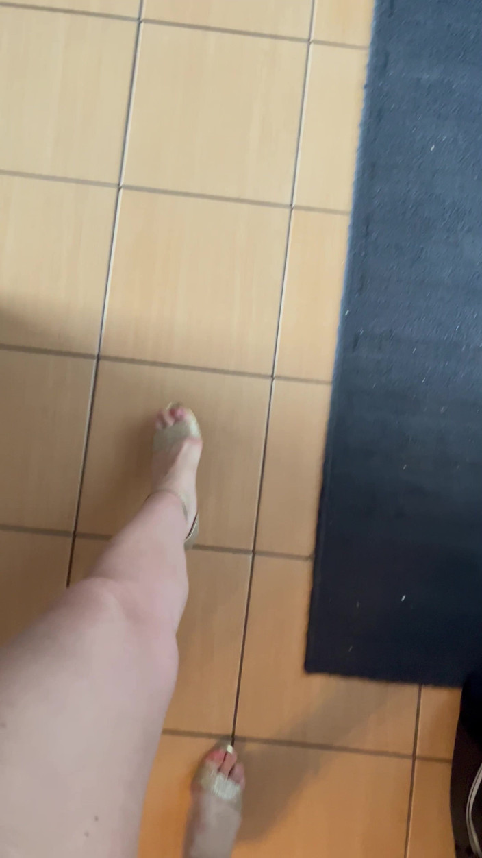 Feet: POV: het geluid van het lopen op beige hoge hakken