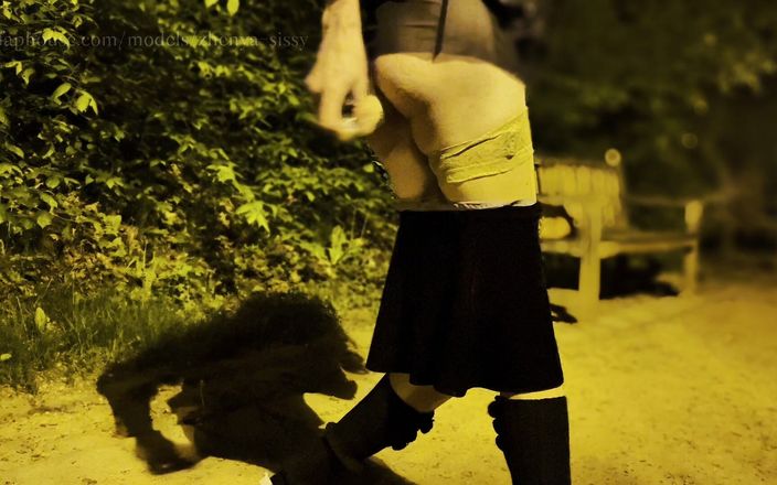 Zhenya Sissy: Femboy fickt sich in der Öffentlichkeit