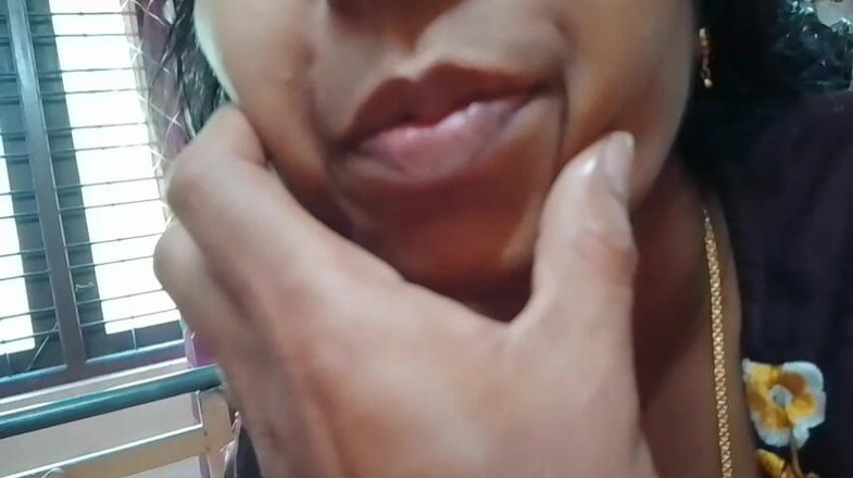 Skydreem1104: ケララは夫のチンポをしゃぶって刺激し、乳を噴き出します