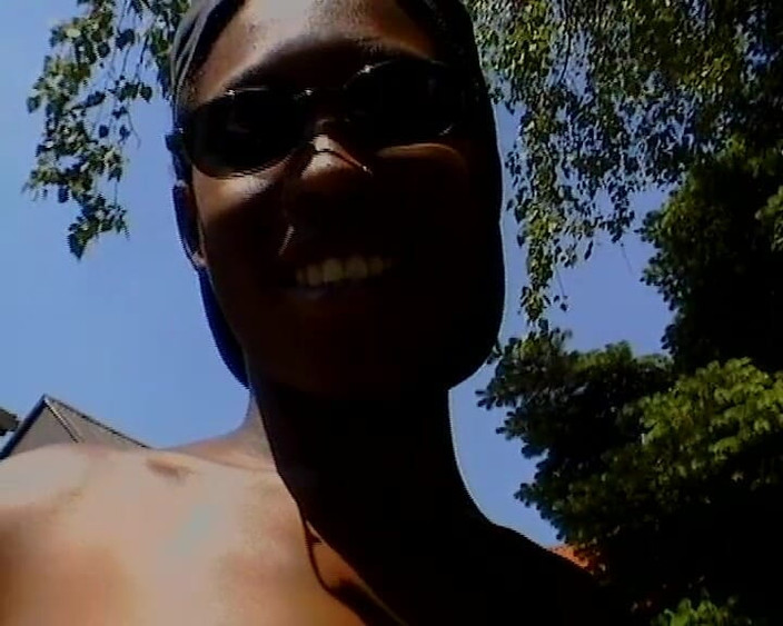 BB Video - Old School: Немецкая чернокожая юная женщина-брюнетка мастурбирует игрушкой в любительском видео