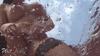 Wet Kelly: Azgın MILF şeffaf cama işemeyi seviyor