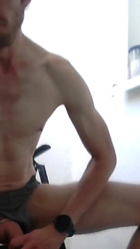 Bator bro bez košile na balkóně, zatímco nevlastní otec je venku