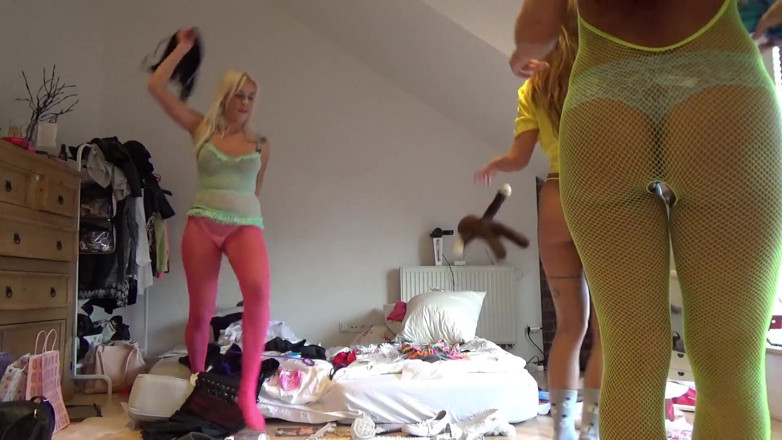 Leon Lambert Girls Twerk Parties CFNM: 자지를 빨아주는 거유녀 에피소드 4