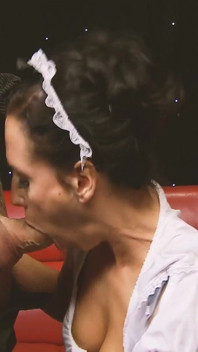 Meiden zijn sexy scène-4_brunette meid met dikke kont houdt van neuken tijdens het werk in een trio