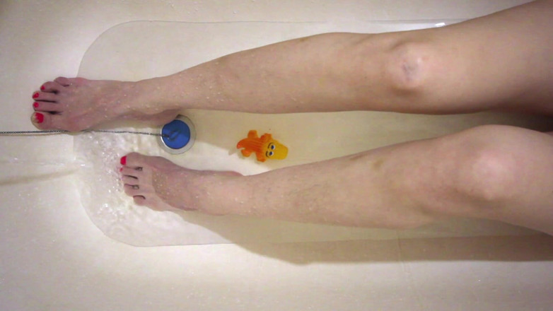 Hairypussyangel: Piernas sexy en el baño, trabajando con el pie y...
