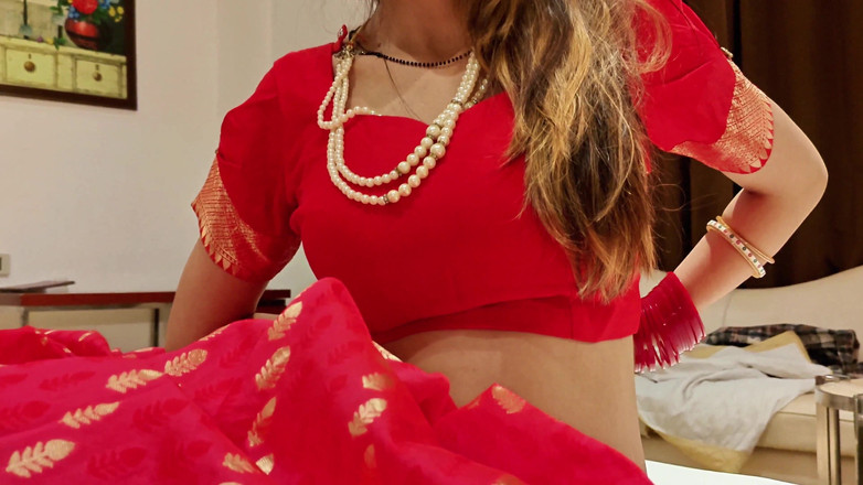 Sassysonia: 德西印度新婚哥无法控制她的情绪，说服他与自己的哥发生性关系。