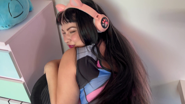 Ariana Faye: Chica gamer se llena en su culo apretado