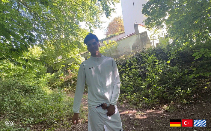 GAYheim: Duitse Turk 19 Jaar Trekt Zich Af Op Het Kasteel in...