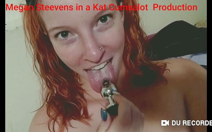 Kat Cumsalot Productions: 吮吸那个钢屁股塞！