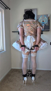 Sissy Služka v self bondage si hraje se svou sexuální panenou