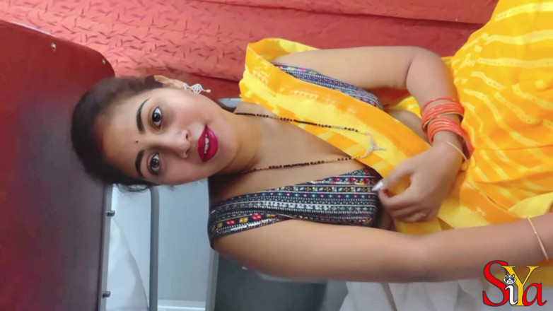 Vicky Siya: bhaartiy siya bhaabhi ajib yaatri ke saath tren men hanimoon
