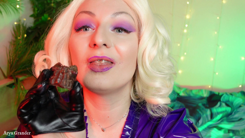 Arya Grander: Food fetish video, sexy MILF with braces mukbang