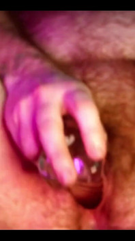 Vedere de aproape a Ftm păros / Trans Man Gooning și ejaculare cu un vibrator de sticlă